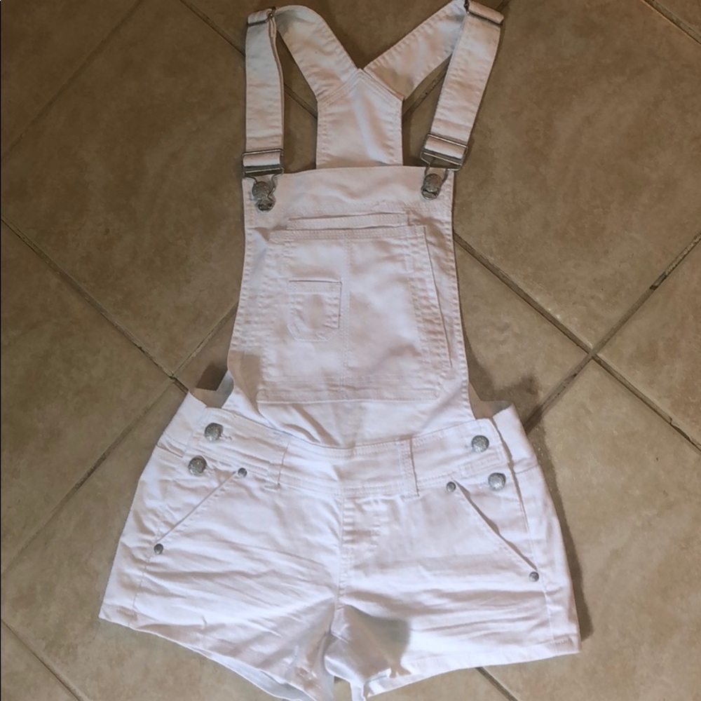 Women’s RUE 21 White Overall shorts size 1/2